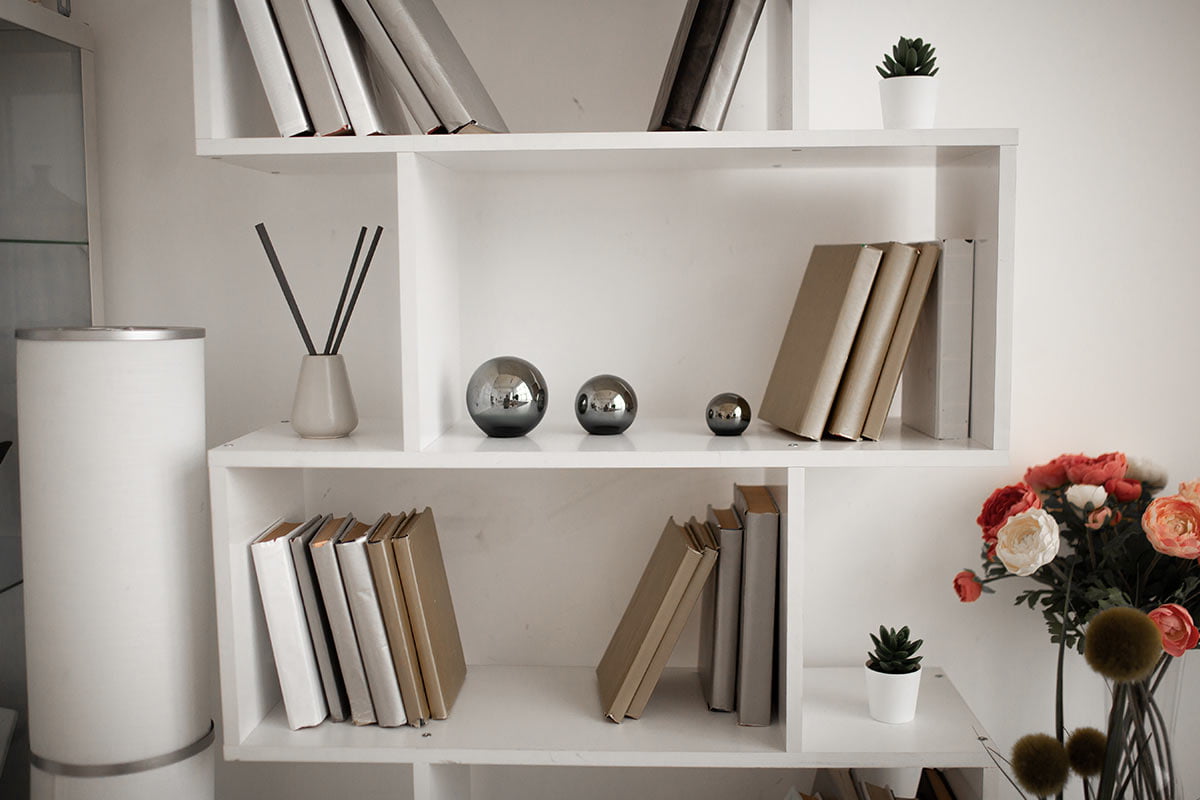 Maximizing Space: How to Create a Modern Minimalist Bookshelf